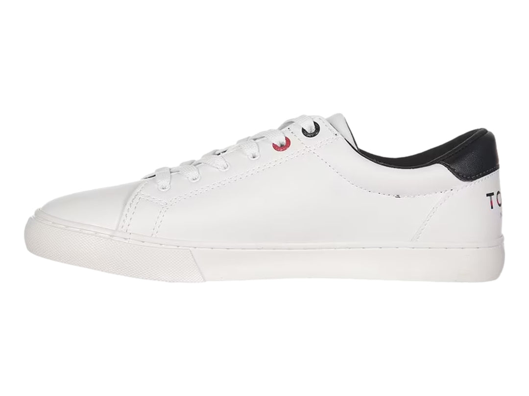 Tenis blancos Tommy Hilfiger con detalle negro en el talón y suela blanca.