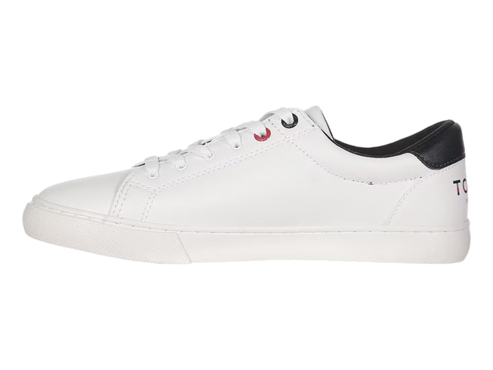 Tenis blancos Tommy Hilfiger con detalle negro en el talón y suela blanca.
