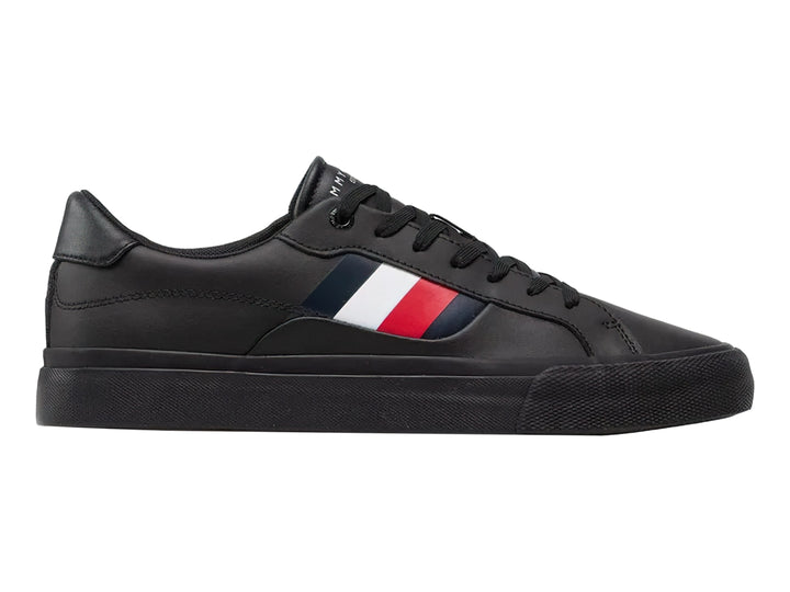 Tenis negros de cuero Tommy Hilfiger con franjas laterales en color rojo, blanco y azul.