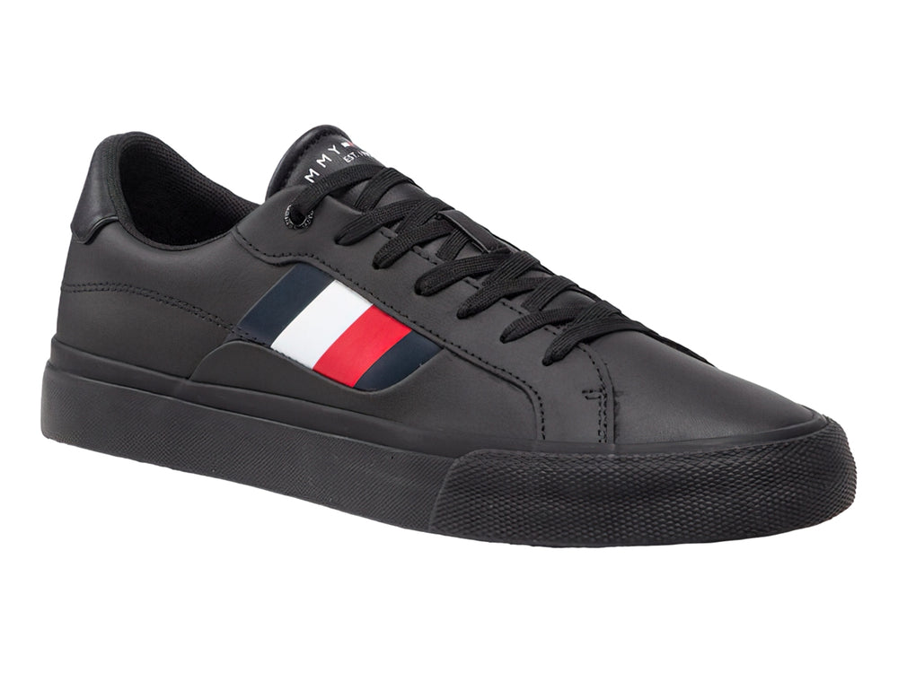 Tenis negros de cuero Tommy Hilfiger con franjas laterales en color rojo, blanco y azul.