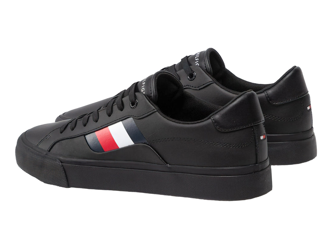 Tenis negros de cuero Tommy Hilfiger con franjas laterales en color rojo, blanco y azul.