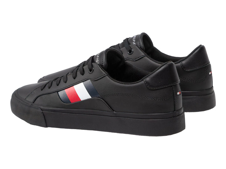 Tenis negros de cuero Tommy Hilfiger con franjas laterales en color rojo, blanco y azul.