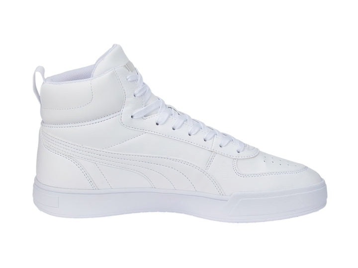 Tenis PUMA Caven Mid de color blanco total, estilo bota media con agujetas y suela blanca.