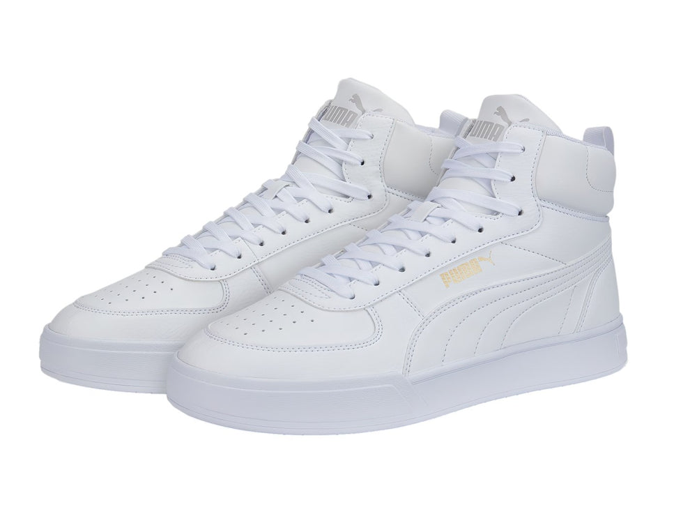 Tenis PUMA Caven Mid de color blanco total, estilo bota media con agujetas y suela blanca.