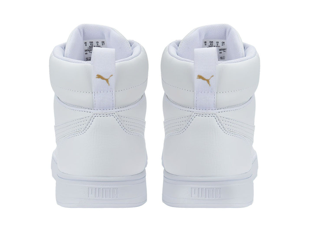 Tenis PUMA Caven Mid de color blanco total, estilo bota media con agujetas y suela blanca.