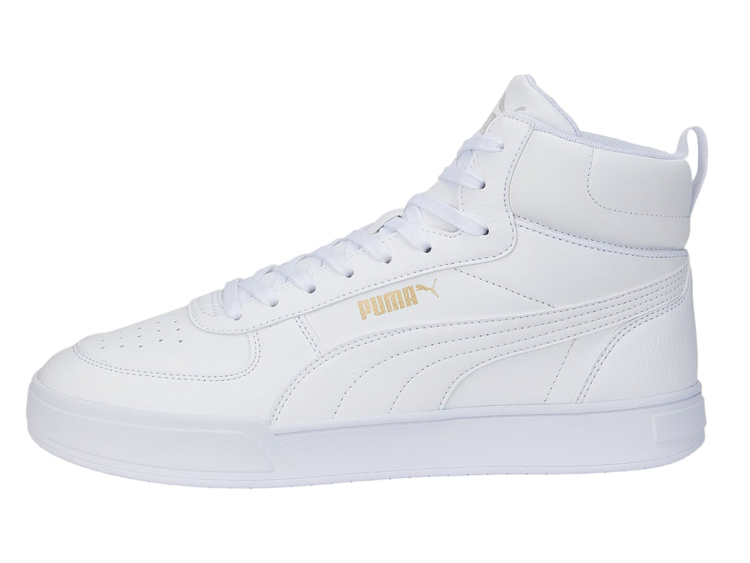 Tenis PUMA Caven Mid de color blanco total, estilo bota media con agujetas y suela blanca.