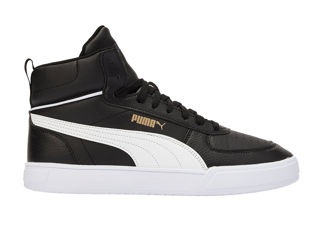 Tenis PUMA Caven Mid color negro con franja y suela blanca y logotipo en dorado.