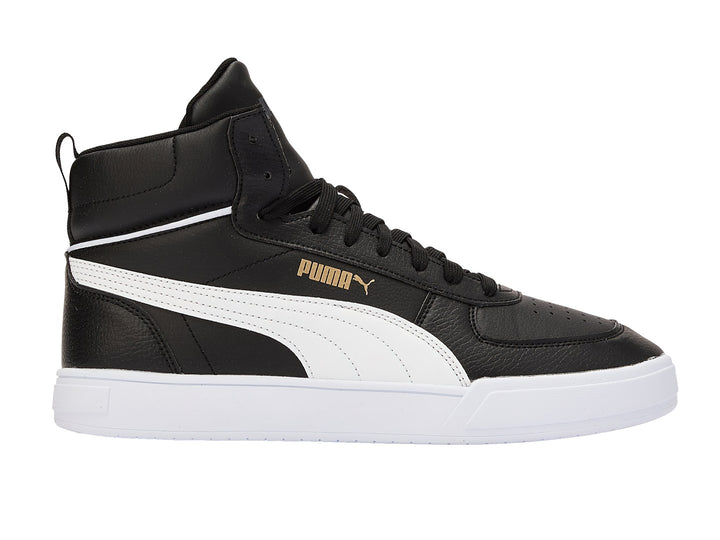 Tenis PUMA Caven Mid color negro con franja y suela blanca y logotipo en dorado.