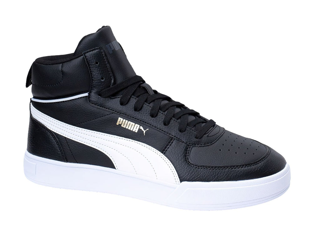 Tenis PUMA Caven Mid color negro con franja y suela blanca y logotipo en dorado.