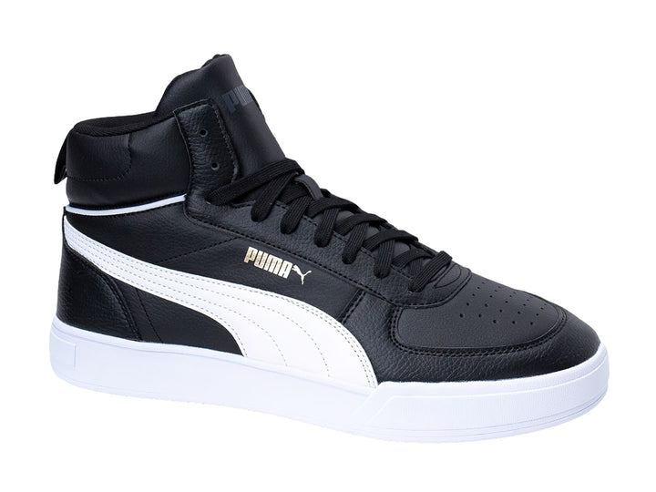 Tenis PUMA Caven Mid color negro con franja y suela blanca y logotipo en dorado.