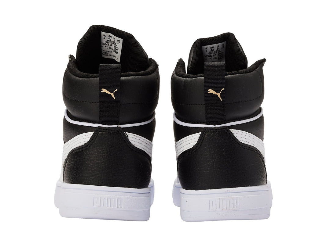 Tenis PUMA Caven Mid color negro con franja y suela blanca y logotipo en dorado.