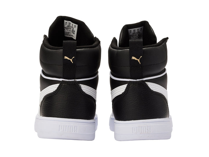 Tenis PUMA Caven Mid color negro con franja y suela blanca y logotipo en dorado.