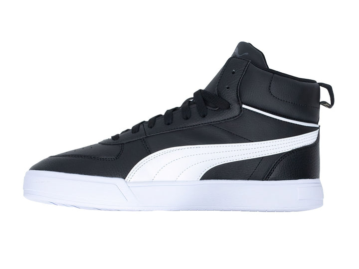 Tenis PUMA Caven Mid color negro con franja y suela blanca y logotipo en dorado.