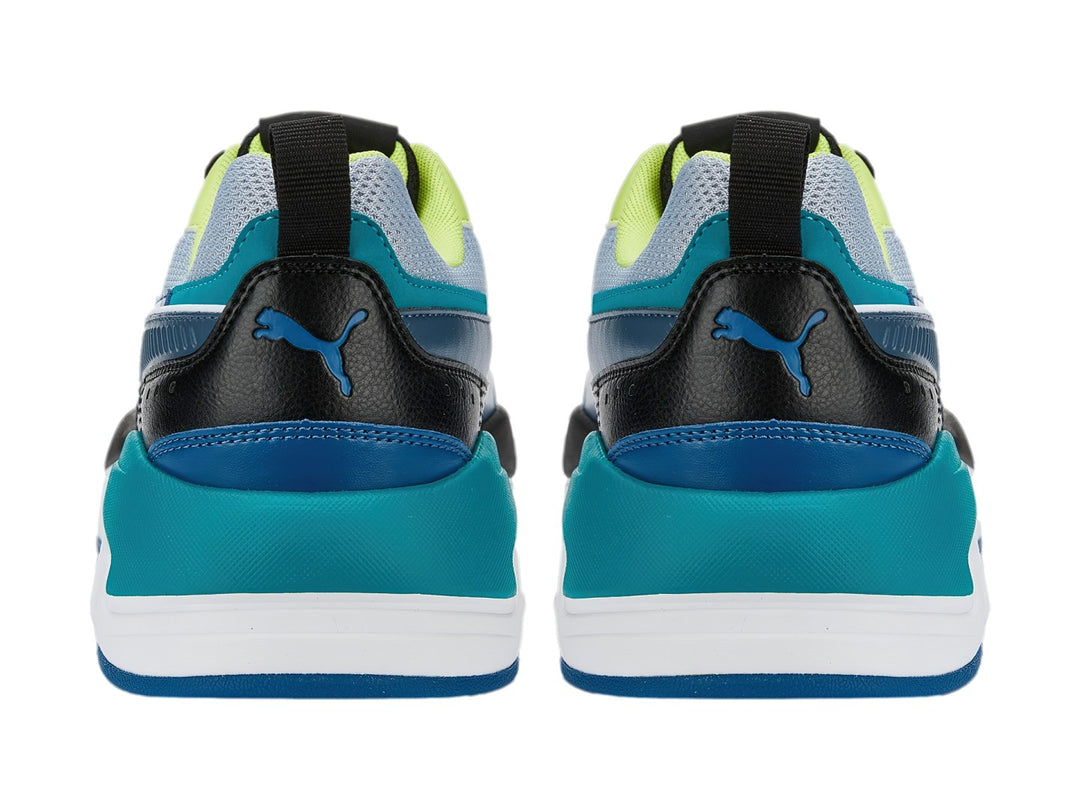 Tenis PUMA X-RAY 2 SQUARE multicolor en negro, lima, azul y blanco con suela gruesa.