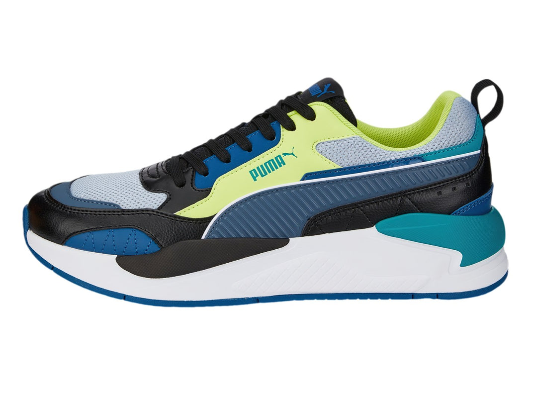 Tenis PUMA X-RAY 2 SQUARE multicolor en negro, lima, azul y blanco con suela gruesa.