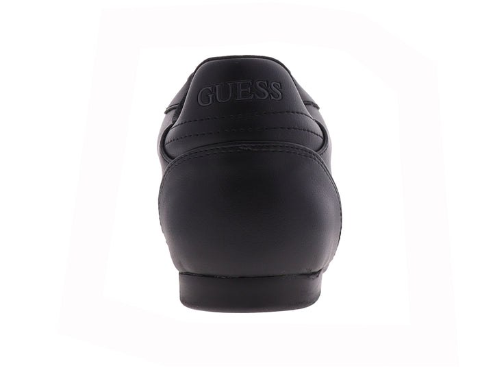 Tenis Guess color negro con agujetas y suela a juego, diseño casual y minimalista.