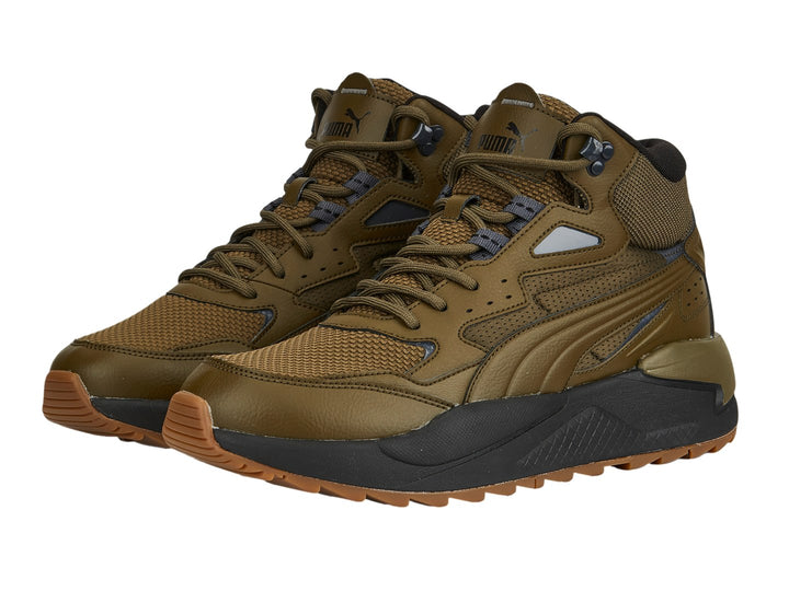 Tenis PUMA X-Ray Speed Mid WTR en color oliva y negro, diseño de bota media con suela robusta.