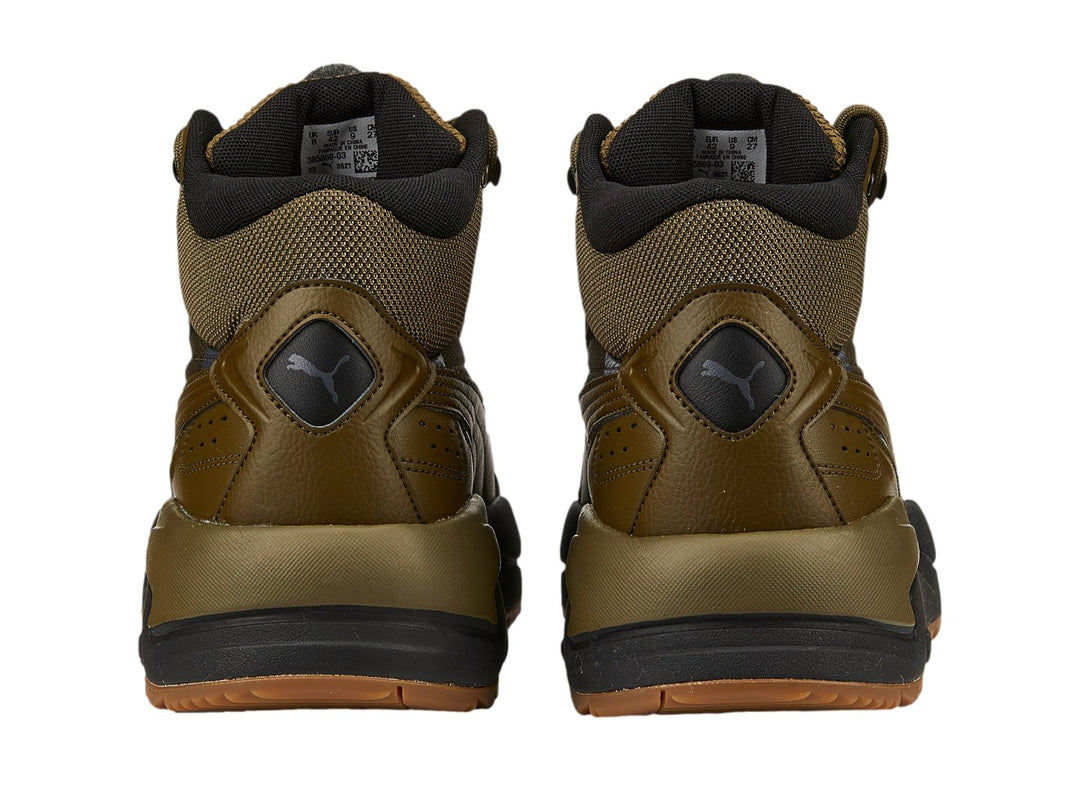 Tenis PUMA X-Ray Speed Mid WTR en color oliva y negro, diseño de bota media con suela robusta.