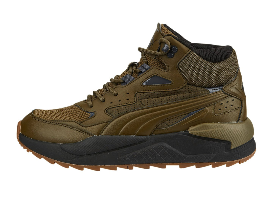 Tenis PUMA X-Ray Speed Mid WTR en color oliva y negro, diseño de bota media con suela robusta.