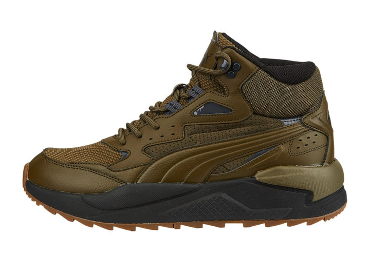 Tenis PUMA X-Ray Speed Mid WTR en color oliva y negro, diseño de bota media con suela robusta.