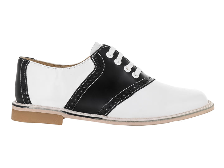 Zapato infantil estilo Oxford en colores blanco y negro con cordones blancos y suela color beige.
