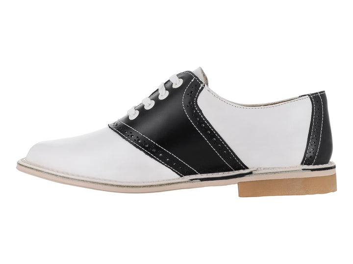 Zapato infantil estilo Oxford en colores blanco y negro con cordones blancos y suela color beige.