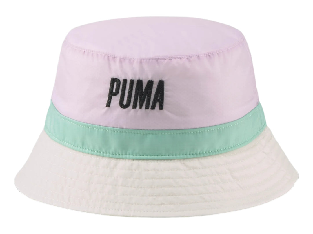 Sombrero bucket PUMA en colores lavanda, verde menta y blanco con logotipo frontal negro.