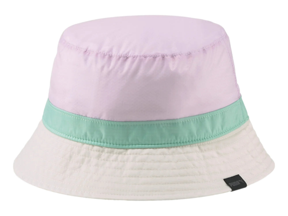 Sombrero bucket PUMA en colores lavanda, verde menta y blanco con logotipo frontal negro.