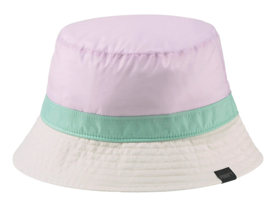 Sombrero bucket PUMA en colores lavanda, verde menta y blanco con logotipo frontal negro.