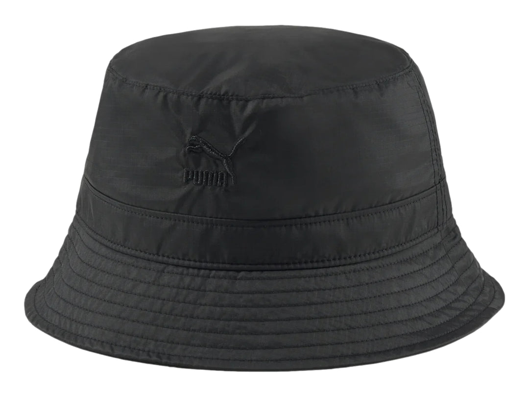 Sombrero tipo bucket de color negro con logotipo de PUMA bordado en el frente.