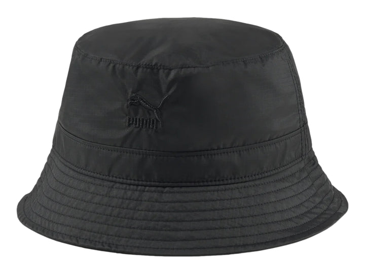 Sombrero tipo bucket de color negro con logotipo de PUMA bordado en el frente.