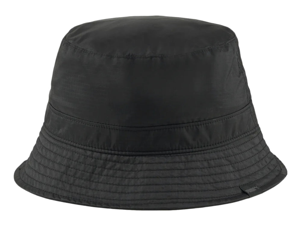 Sombrero tipo bucket de color negro con logotipo de PUMA bordado en el frente.