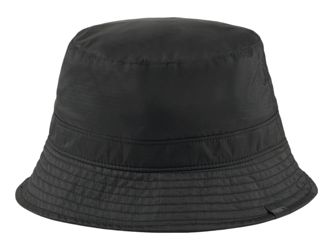 Sombrero tipo bucket de color negro con logotipo de PUMA bordado en el frente.
