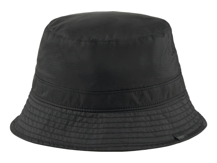 Sombrero tipo bucket de color negro con logotipo de PUMA bordado en el frente.