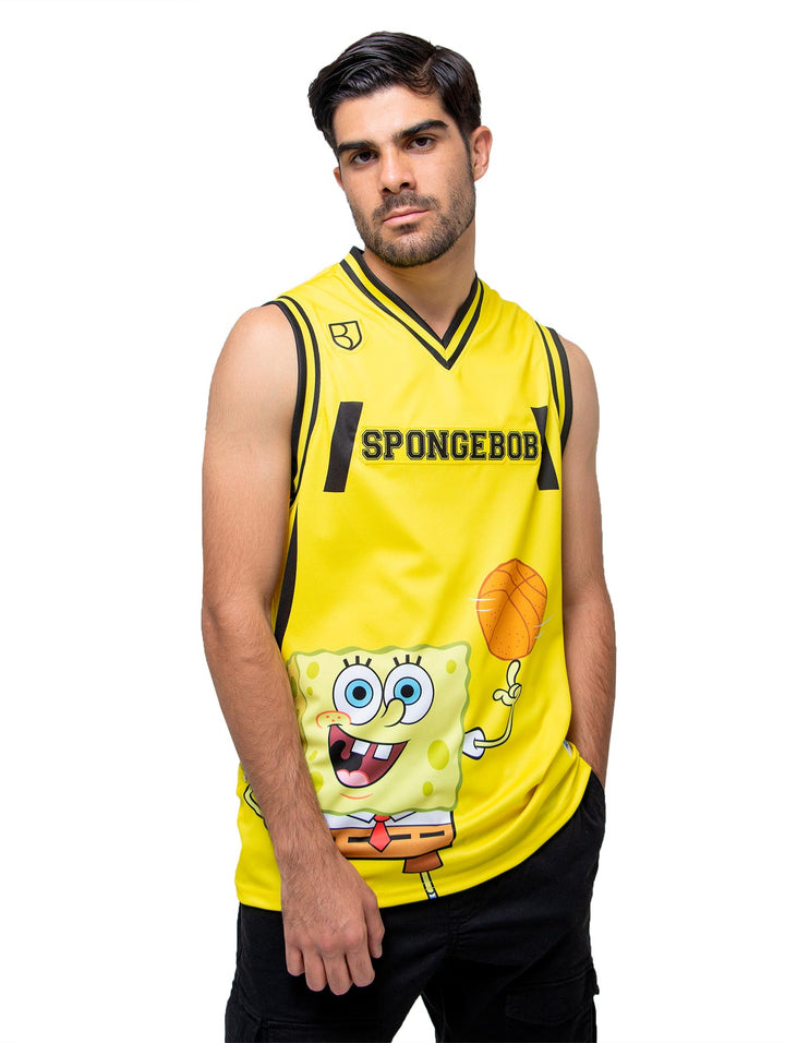 Jersey de basquetbol amarillo con estampado de Bob Esponja y detalles en negro, usado por un hombre.