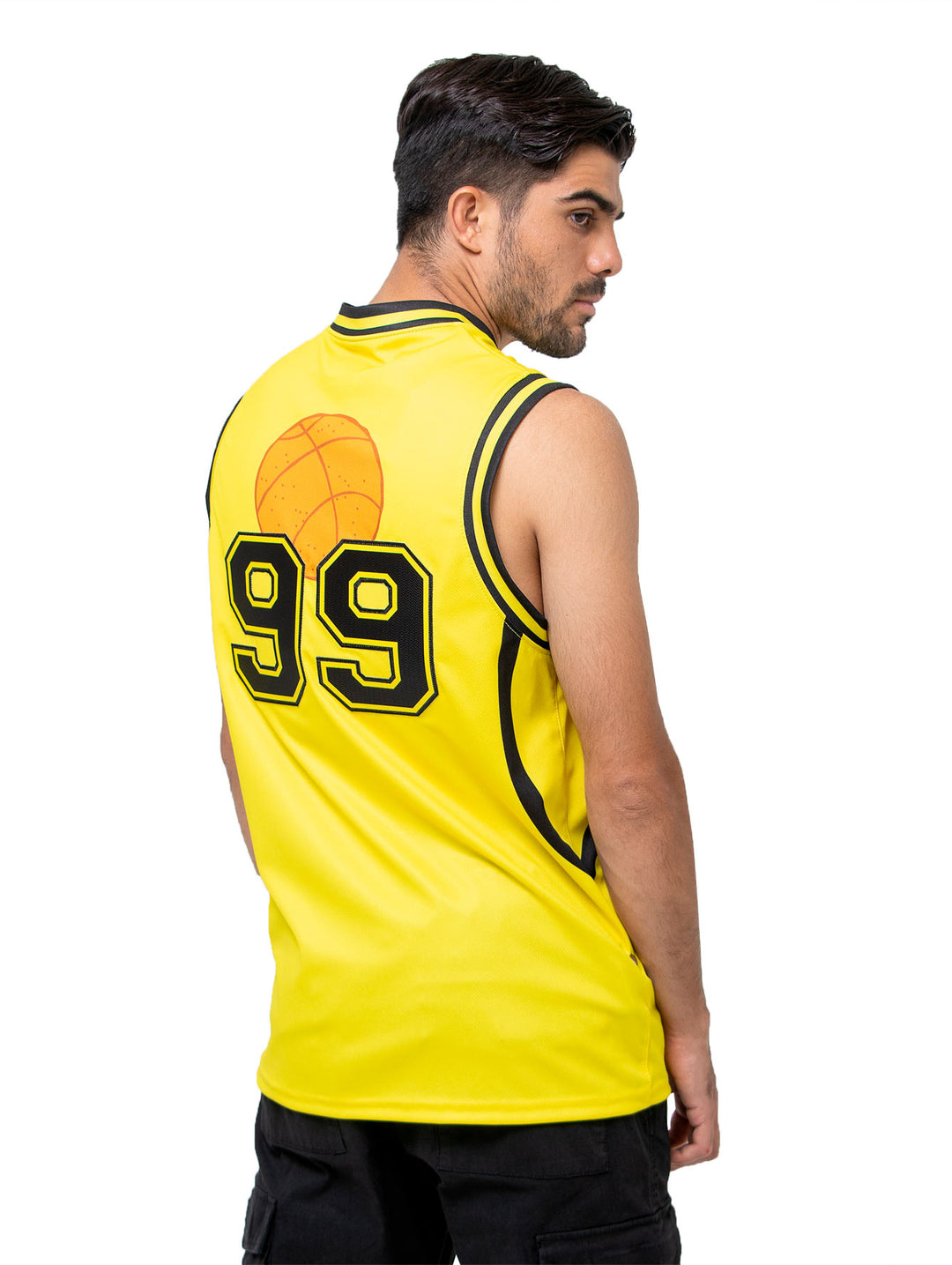 Jersey de basquetbol amarillo con estampado de Bob Esponja y detalles en negro, usado por un hombre.