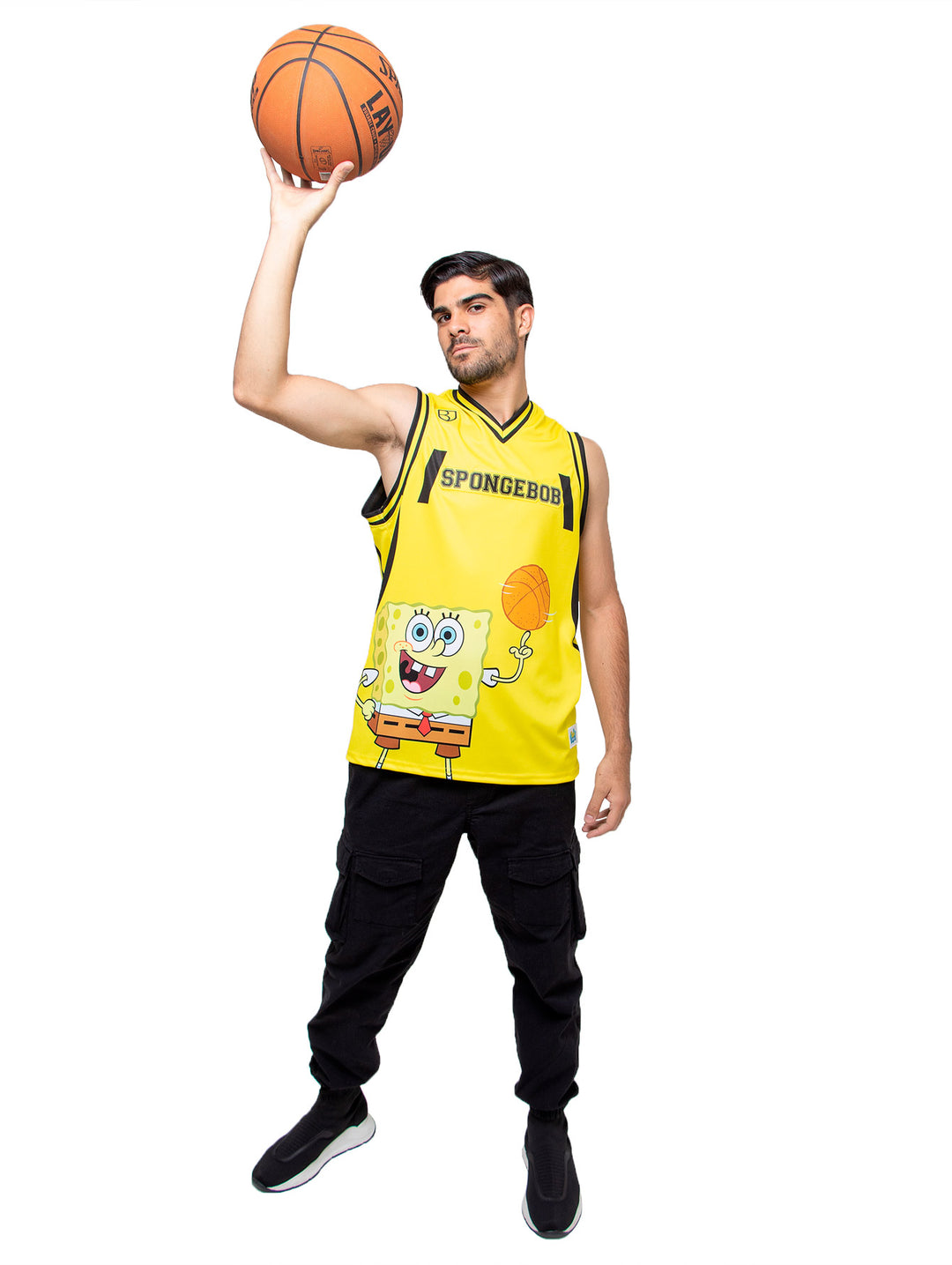 Jersey de basquetbol amarillo con estampado de Bob Esponja y detalles en negro, usado por un hombre.