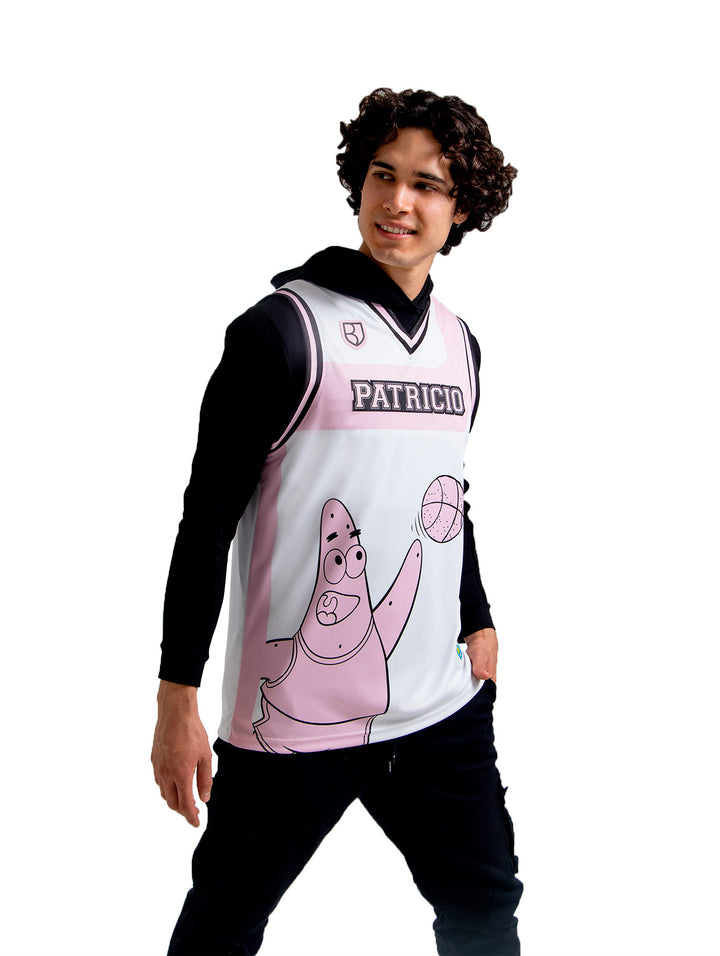 Hombre vistiendo un jersey de basketball blanco y rosa con el personaje Patricio Estrella y la palabra PATRICIO.