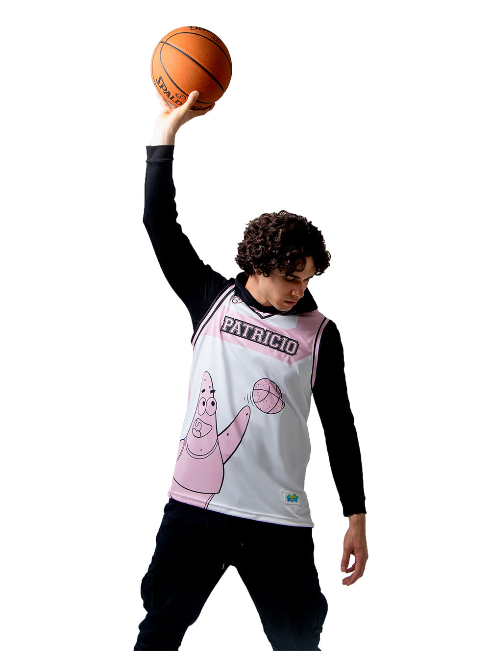 Hombre vistiendo un jersey de basketball blanco y rosa con el personaje Patricio Estrella y la palabra PATRICIO.