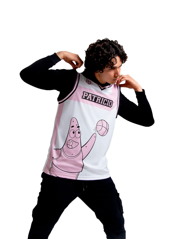 Hombre vistiendo un jersey de basketball blanco y rosa con el personaje Patricio Estrella y la palabra PATRICIO.