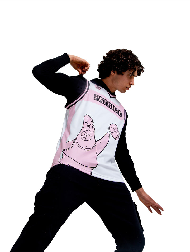 Hombre vistiendo un jersey de basketball blanco y rosa con el personaje Patricio Estrella y la palabra PATRICIO.