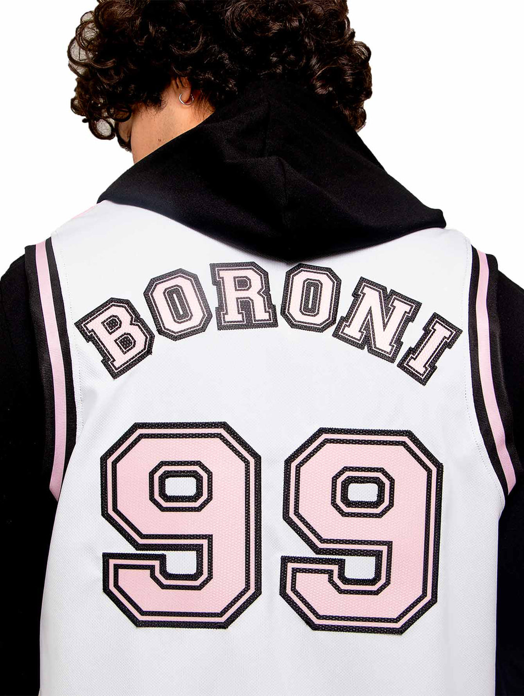 Hombre vistiendo un jersey de basketball blanco y rosa con el personaje Patricio Estrella y la palabra PATRICIO.
