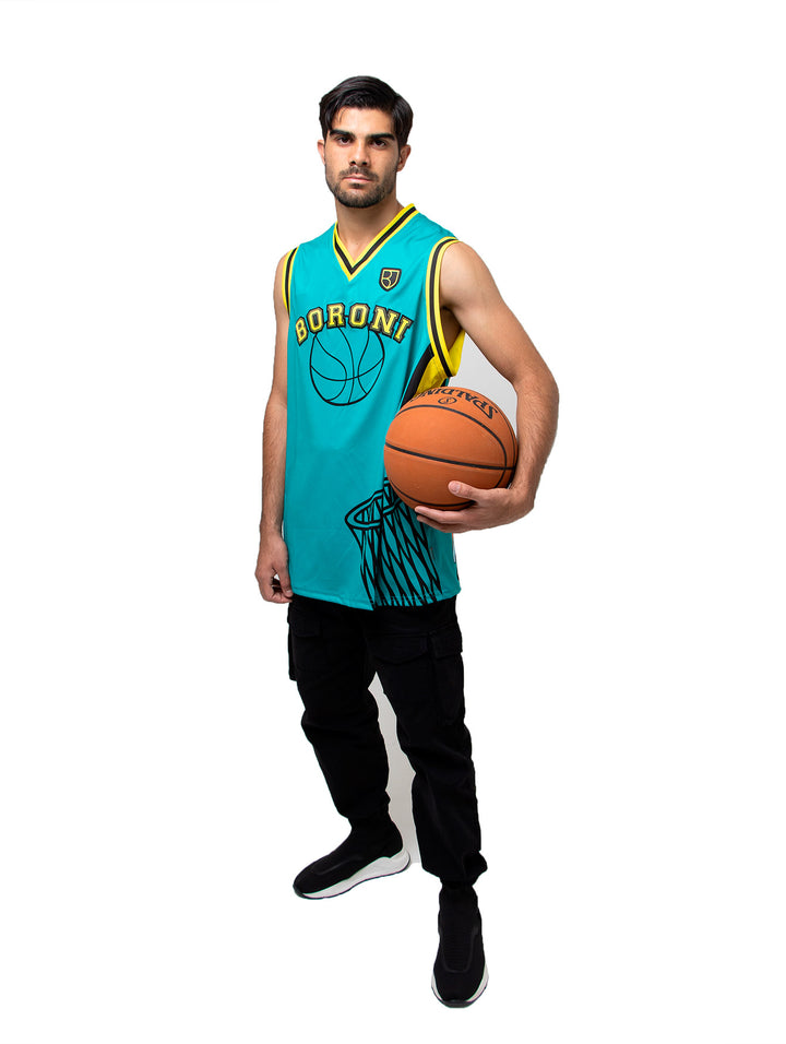 Hombre vistiendo un jersey de basquetbol color verde con detalles en amarillo y negro de la marca Boroni.