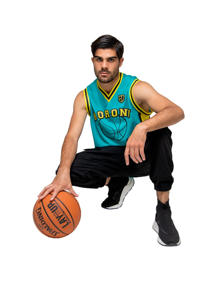 Hombre vistiendo un jersey de basquetbol color verde con detalles en amarillo y negro de la marca Boroni.