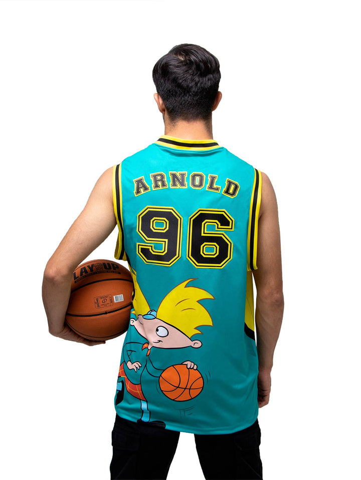Hombre vistiendo un jersey de basquetbol color verde con detalles en amarillo y negro de la marca Boroni.