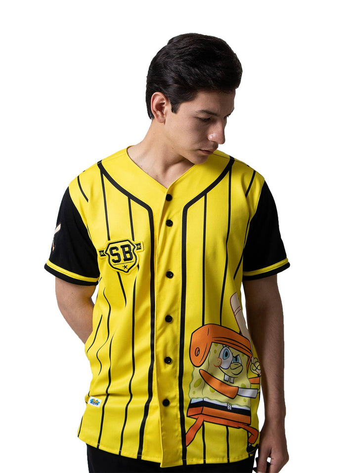 Jersey de béisbol amarillo con rayas negras y estampado de Bob Esponja, marca Boroni.