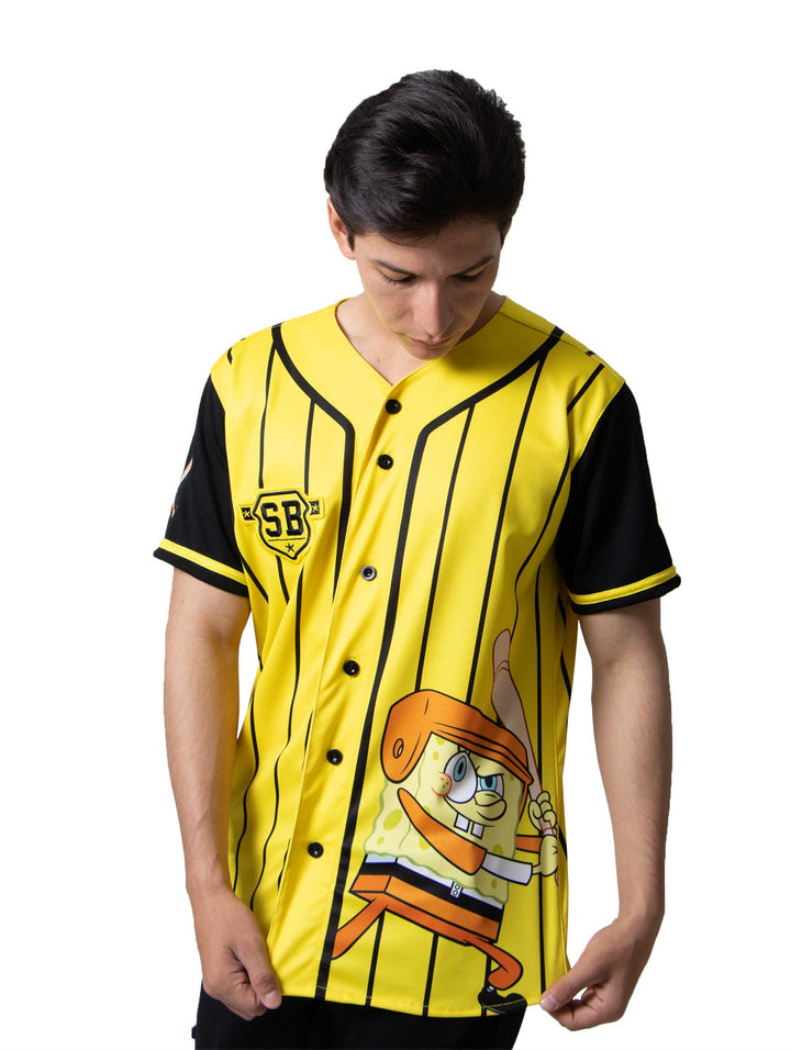 Jersey de béisbol amarillo con rayas negras y estampado de Bob Esponja, marca Boroni.