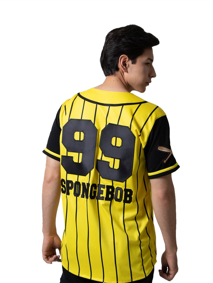 Jersey de béisbol amarillo con rayas negras y estampado de Bob Esponja, marca Boroni.