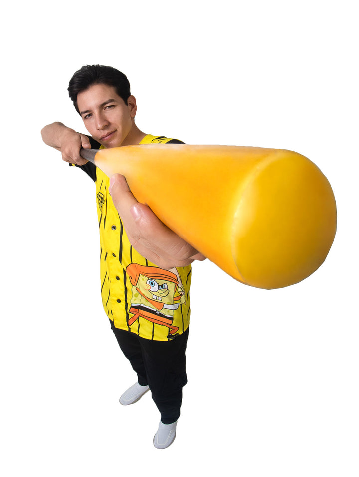 Jersey de béisbol amarillo con rayas negras y estampado de Bob Esponja, marca Boroni.