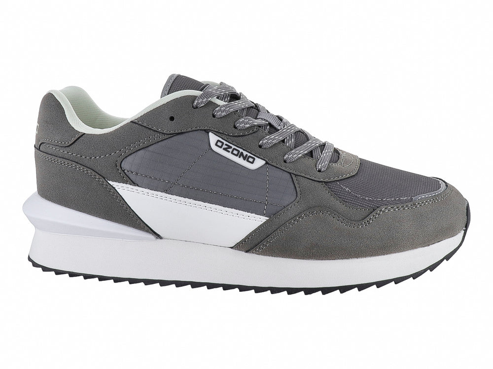 Tenis deportivos marca Capa de Ozono en color gris con detalles blancos y suela blanca.